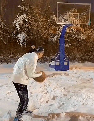 搞笑GIF：别以为你会玩雪？其实是雪玩你！