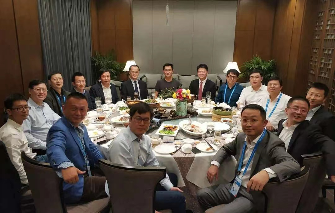 爆笑动图：这个屁墩儿摔得，肯定终生难忘吧