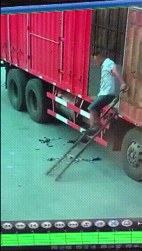 爆笑动图：这个屁墩儿摔得，肯定终生难忘吧