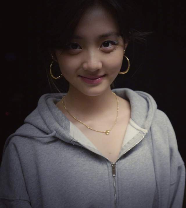 黄磊大女儿16岁庆生照曝光妆容成熟金耳环显夸张孙莉感性发文