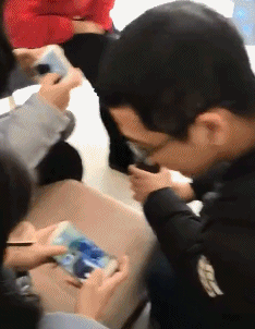 好笑的动态图：一路火花带闪电…..