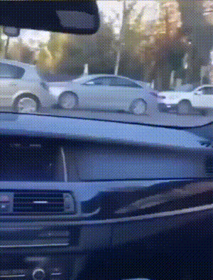 搞笑GIF：谁过年不摆几桌，吃顿好的了！