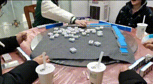 搞笑GIF：谁过年不摆几桌，吃顿好的了！