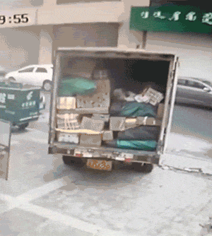 第四波：监控拍下的那些不可思议的画面GIF动图！