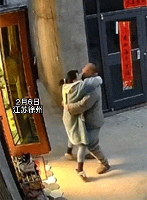 搞笑动态图：本想开心转一圈，结果骂骂咧咧走了