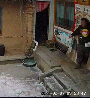 GIF：看来是今晚不想让小姐姐回家了啊！