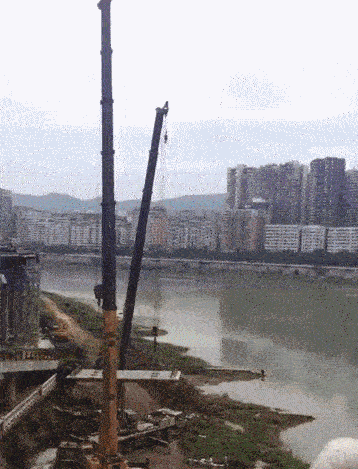 GIF：看来是今晚不想让小姐姐回家了啊！