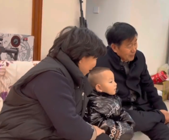 楷楷被带走,熊磊直播间人气大降,杜新枝目的达到了_深圳热线