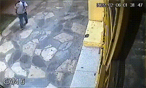 搞笑的GIF：关键时候，电线杆能救命