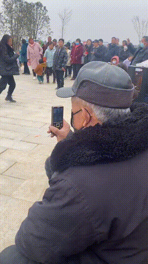 搞笑的GIF：关键时候，电线杆能救命