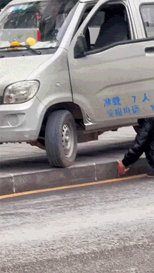 搞笑的GIF：关键时候，电线杆能救命