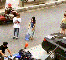 搞笑的GIF：关键时候，电线杆能救命