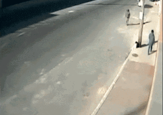 搞笑的GIF：关键时候，电线杆能救命
