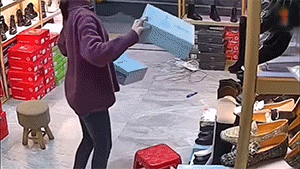 第五波：监控拍下笑抽的一幕！