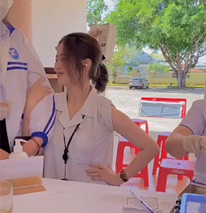 有趣GIF：女主人看监控，啥感觉啊？