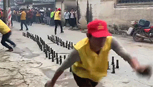 有趣GIF：女主人看监控，啥感觉啊？