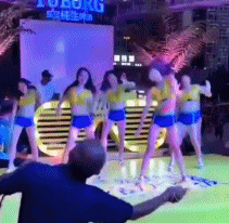 拿不出50万彩礼，女朋友被她父母强行拖走，边拖边打！