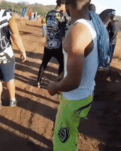 拿不出50万彩礼，女朋友被她父母强行拖走，边拖边打！