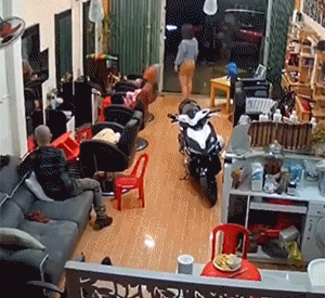 拿不出50万彩礼，女朋友被她父母强行拖走，边拖边打！