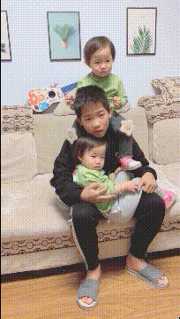 拿不出50万彩礼，女朋友被她父母强行拖走，边拖边打！
