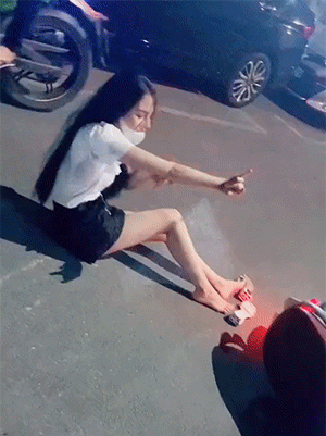 拿不出50万彩礼，女朋友被她父母强行拖走，边拖边打！