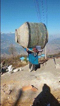 拿不出50万彩礼，女朋友被她父母强行拖走，边拖边打！