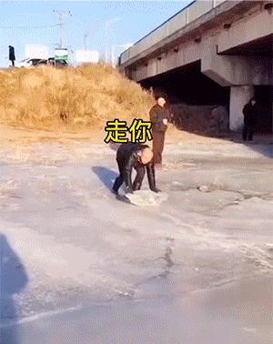 搞笑动态图片：虽然可能亲如父女，但是感觉怪怪的
