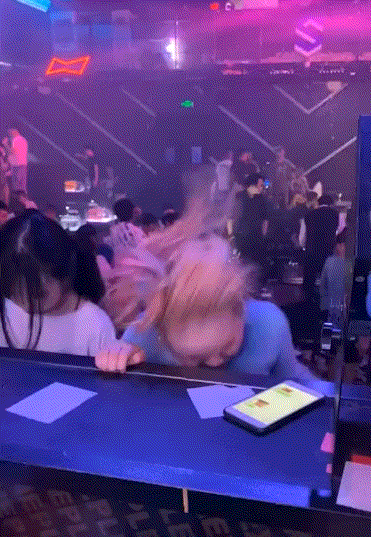 动图：偷女朋友过情人节，挺心酸的