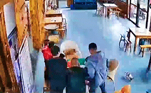 第六波：监控拍下笑抽的一幕！