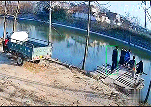 第六波：监控拍下笑抽的一幕！