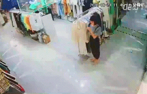 第六波：监控拍下笑抽的一幕！