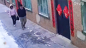 第六波：监控拍下笑抽的一幕！