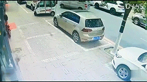 第六波：监控拍下笑抽的一幕！