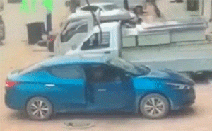 第七波GIF：监控拍下笑抽的一幕！
