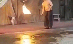 第七波GIF：监控拍下笑抽的一幕！