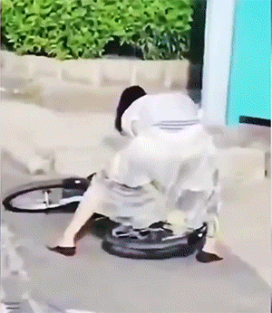 第七波GIF：监控拍下笑抽的一幕！