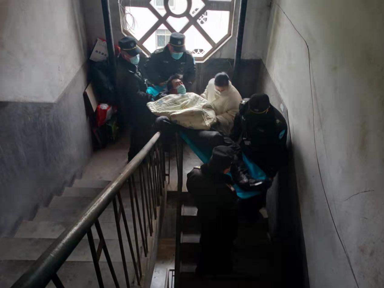 郑州市上街区：老人家中摔倒，巡防及时救助