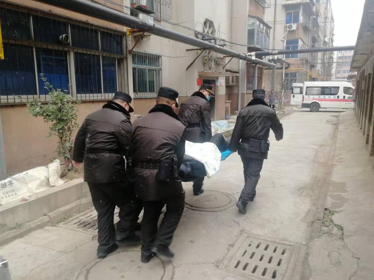 郑州市上街区：老人家中摔倒，巡防及时救助