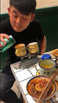 搞笑GIF：这狗子是怎么活下来的？