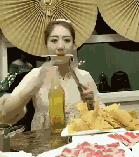 笑晕的GIF：这小子，平时没少跟着他爸一起看啊！