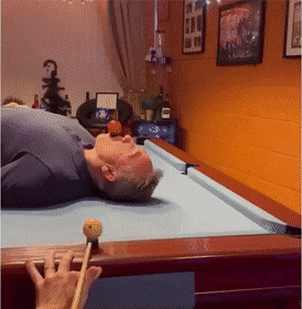 笑晕的GIF：这小子，平时没少跟着他爸一起看啊！