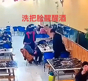 笑晕的GIF：这小子，平时没少跟着他爸一起看啊！