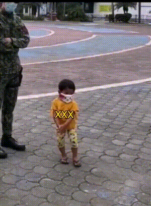 笑晕的GIF：这小子，平时没少跟着他爸一起看啊！