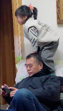 好笑的动态图：狗子一般是怎么吸猫的！