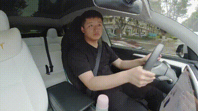 好笑的动态图：狗子一般是怎么吸猫的！