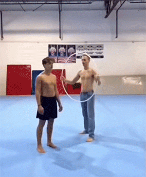 搞笑GIF：冰上遛狗，不小心变成狗溜你