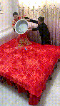 精彩GIF：新婚要泼一床水？