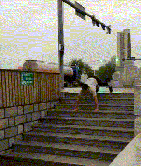 gif乐图：吓我一跳，我还以为有坦克要打我呢