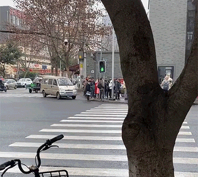搞笑动态图：心疼轮滑！