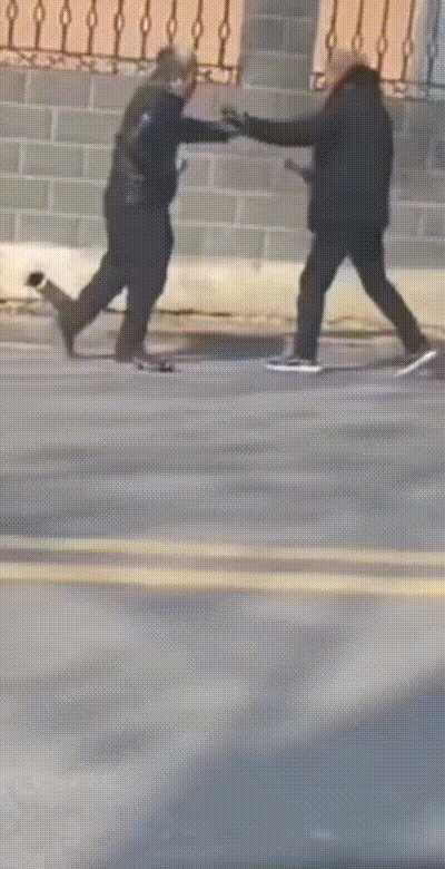 搞笑动图：怕死吗？突然攻击我！
